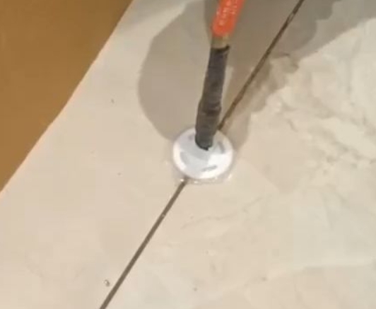 门头沟瓷砖空鼓维修公司专业解答瓷砖在铺贴过程中，如果没有涂抹均匀到位的粘结材料（如水泥砂浆或瓷砖胶），可能会导致以下问题